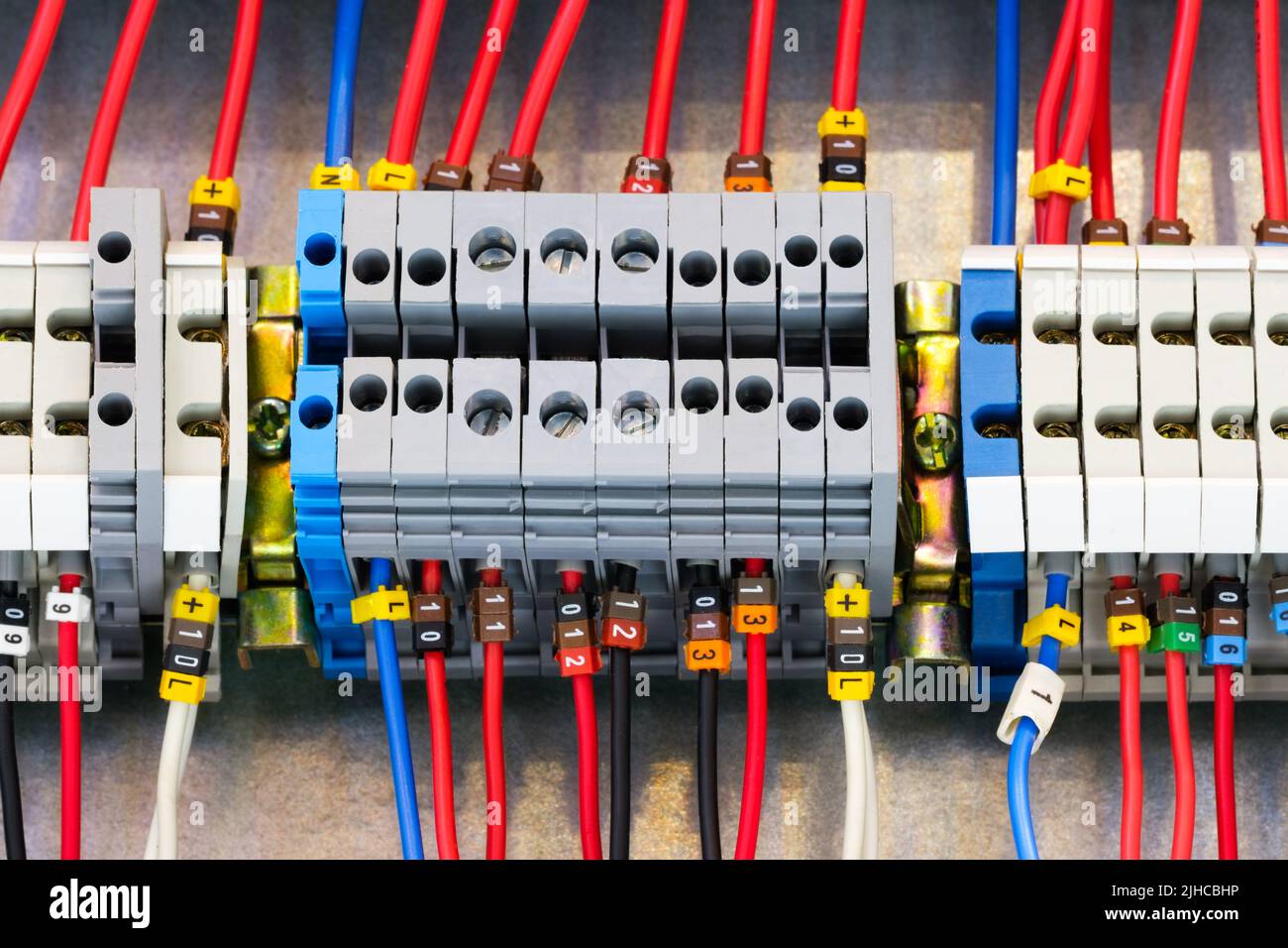 nuovo sistema automatizzato di alimentazione elettrica e distribuzione. Scatole elettriche con apparecchiature ad alta tensione. Lo schema di alimentazione dell'energia elettrica Th Foto Stock