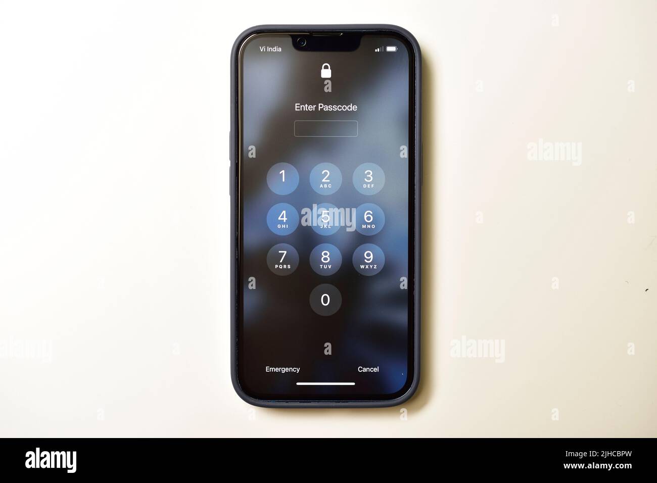 New Delhi, India - 8 luglio 2022: bloccato iphone richiesto codice isolato su sfondo bianco Foto Stock