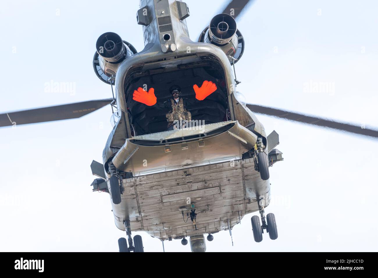 RAF Fairford, Gloucestershire, Regno Unito. 17th Lug 2022. Uno dei più grandi spettacoli aerei del mondo è tornato dopo una pausa di 3 anni a causa della pandemia che ha portato le forze aeree internazionali, le squadre espositore e le enormi folle nei Cotswolds. RAF Boeing Chinook elicottero loadmaster ondeggiare alla folla con grandi mani. Foto Stock