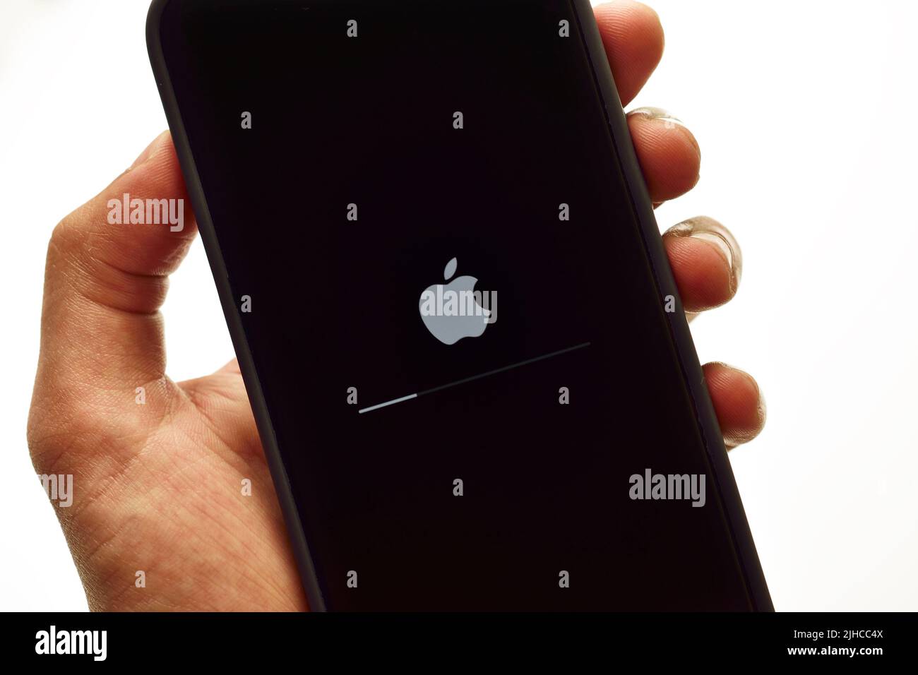 New Delhi, India - 8 luglio 2022: Aggiornamento software in Apple iphone in mano Foto Stock