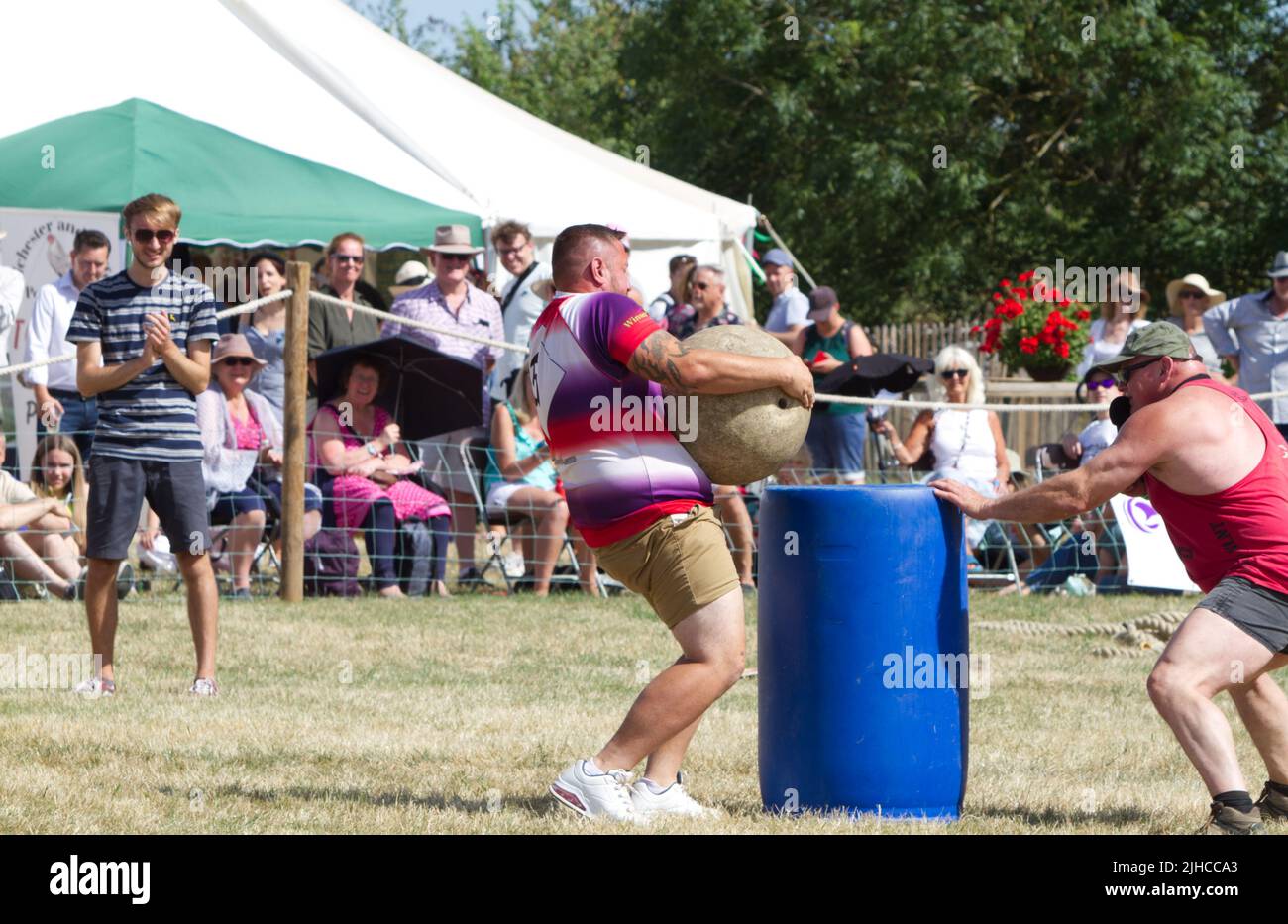 Un partecipante riesce a sollevare un peso pesante come parte della performance di Adrian Smith, noto come Mighty Smith, uno degli uomini più forti del Regno Unito. Foto Stock
