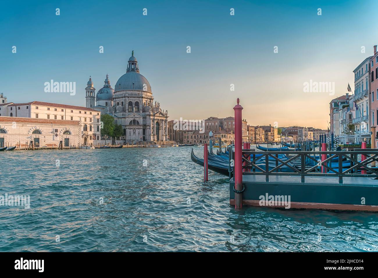 Il Canal Grande e la famosa Basilica di Santa Maria della Salute a Venezia Foto Stock