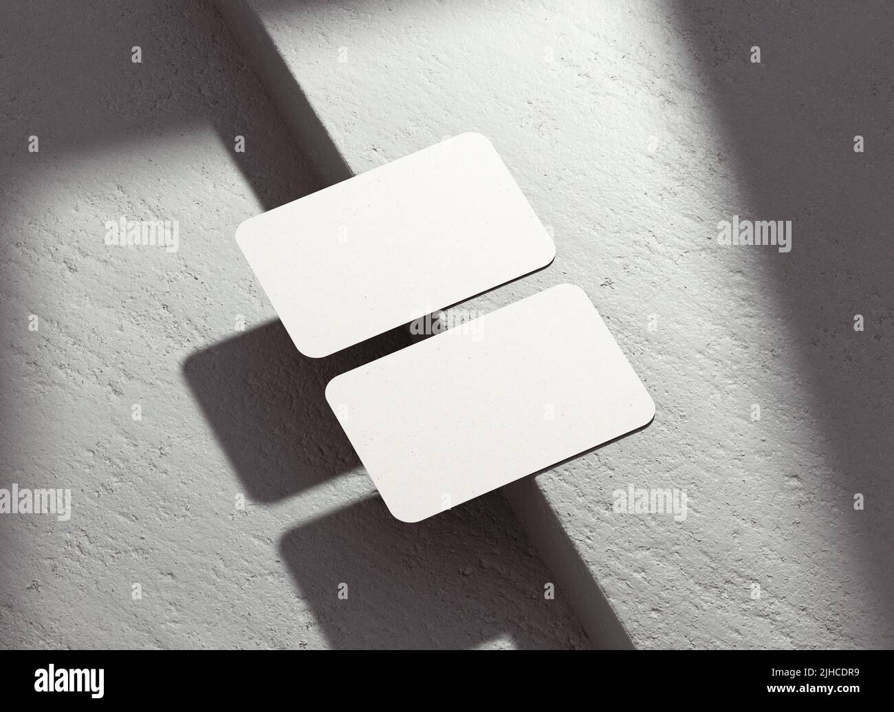 Gli angoli arrotondati del mockup bianco del biglietto da visita con le ombre per la presentazione marcante a caldo, l'identità corporativa, la pubblicità, la cancelleria, il templat grafico di disegno Foto Stock