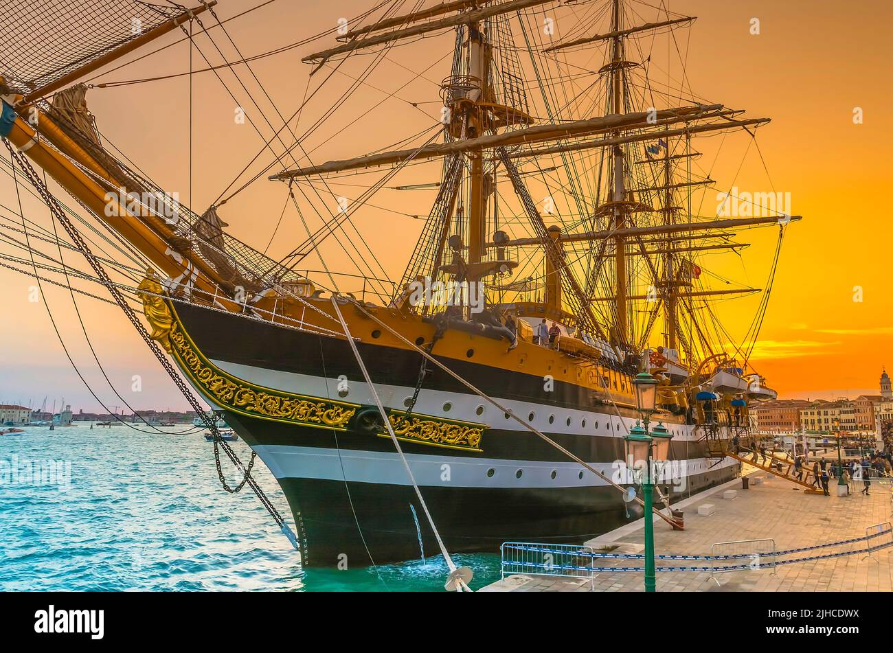 La bella nave Tall Amerigo Vespucci a Venezia, Italia al tramonto Foto Stock