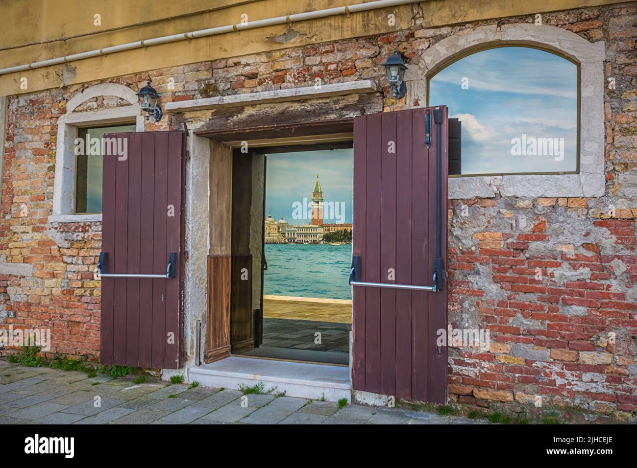 Un bel riflesso del Campanile di San Marco in una porta di vetro a Giudecca, Venezia, Italia Foto Stock