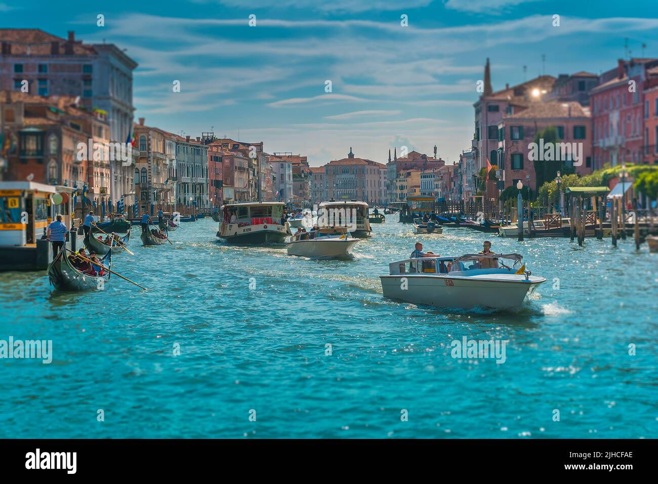 Traffico marittimo intenso sul Canal Grande di Venezia Foto Stock