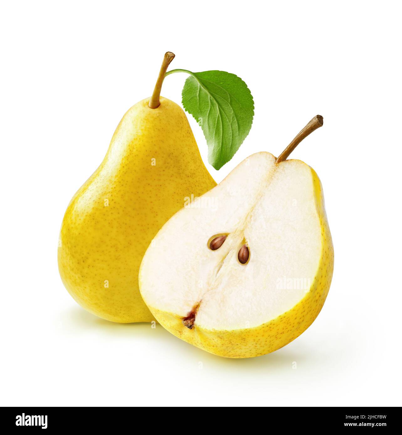 Pera gialla con foglia di pera e metà di pera isolata su sfondo bianco. Foto Stock