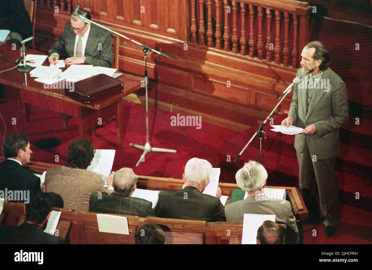 Bucarest, Romania, 1990. Lo scrittore e politico rumeno Toma George Maiorescu ha parlato nel Parlamento rumeno come leader del partito appena formato M.E.R. Presieduta la sessione, Ion Iliescu, presidente provvisorio della Romania subito dopo la Rivoluzione rumena del 1989. Foto Stock