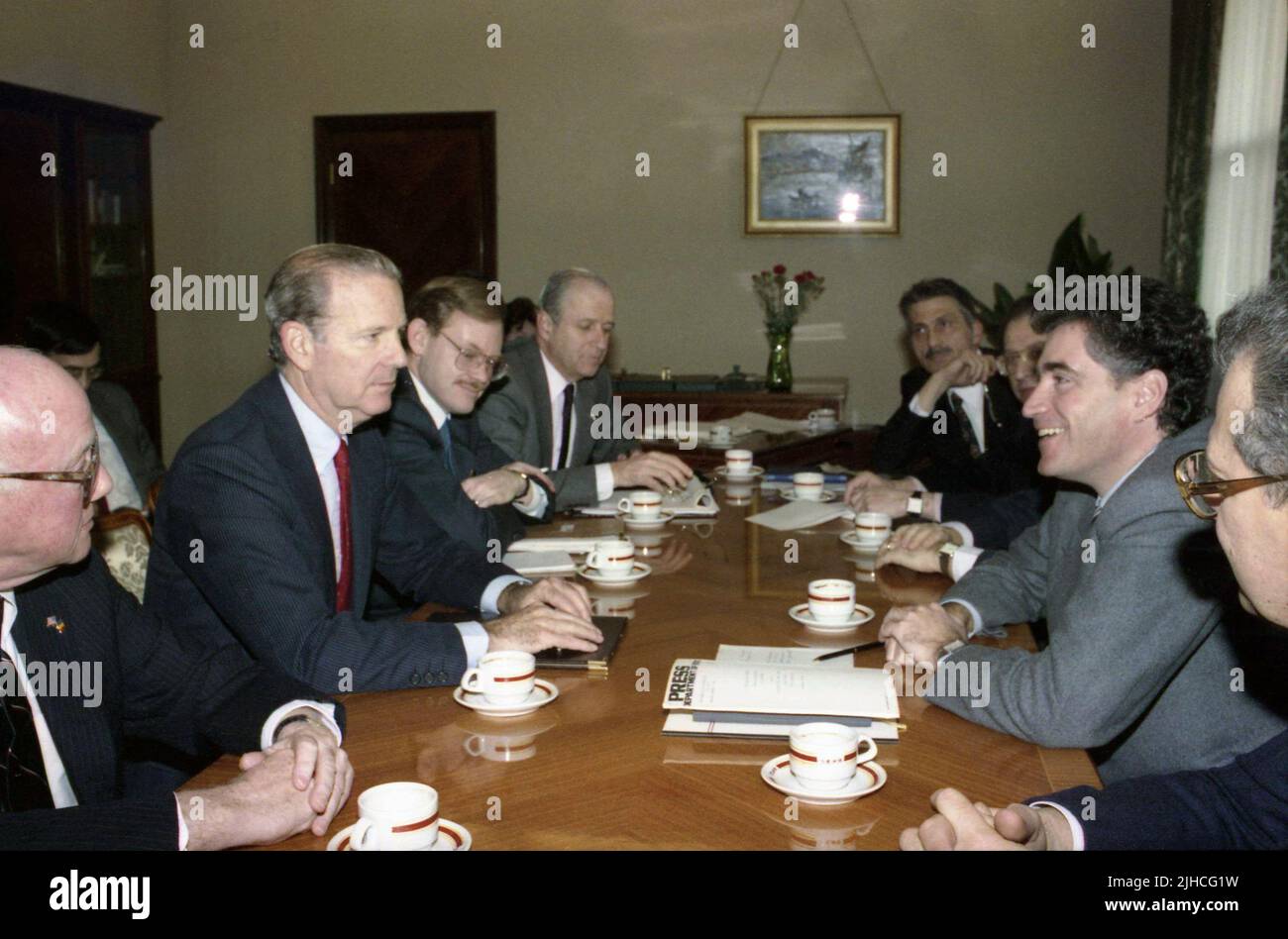 Bucarest, Romania, febbraio 1990. Bush, James Baker, Segretario di Stato degli Stati Uniti sotto il presidente George H. W., in visita in Romania, subito dopo la Rivoluzione rumena del 1989. Incontro con il governo provvisorio della FSN e il primo Ministro Petre Roman. Foto Stock