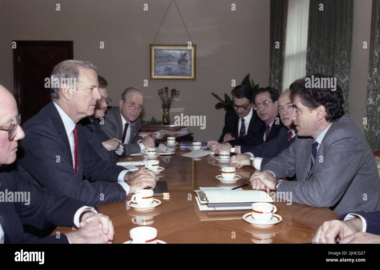 Bucarest, Romania, febbraio 1990. Bush, James Baker, Segretario di Stato degli Stati Uniti sotto il presidente George H. W., in visita in Romania, subito dopo la Rivoluzione rumena del 1989. Incontro con il governo provvisorio della FSN e il primo Ministro Petre Roman. Foto Stock
