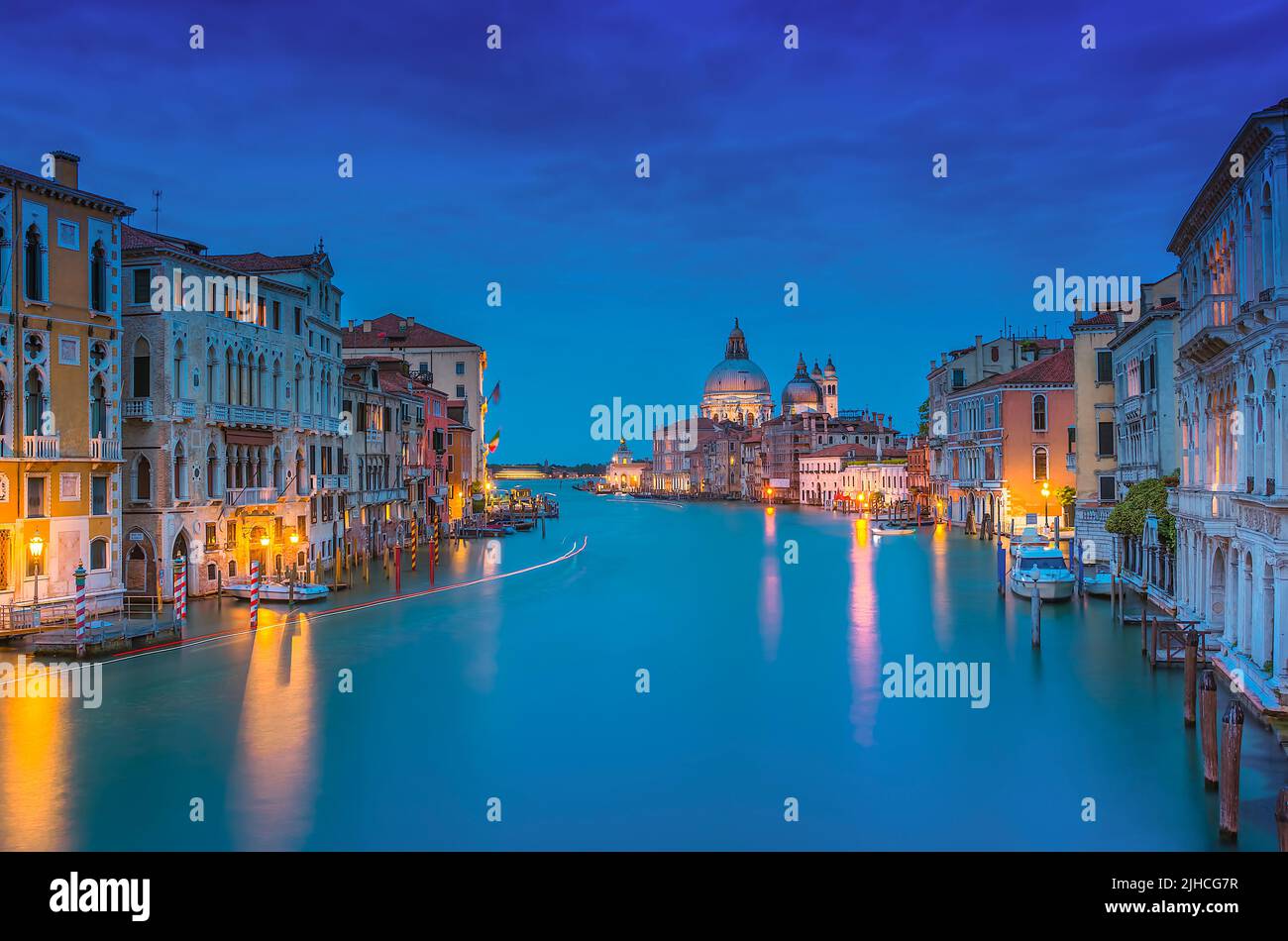 Il Canal Grande di Venezia, Italia durante l'ora Blu, con la famosa Basilica di Santa Maria della Salute sullo sfondo Foto Stock