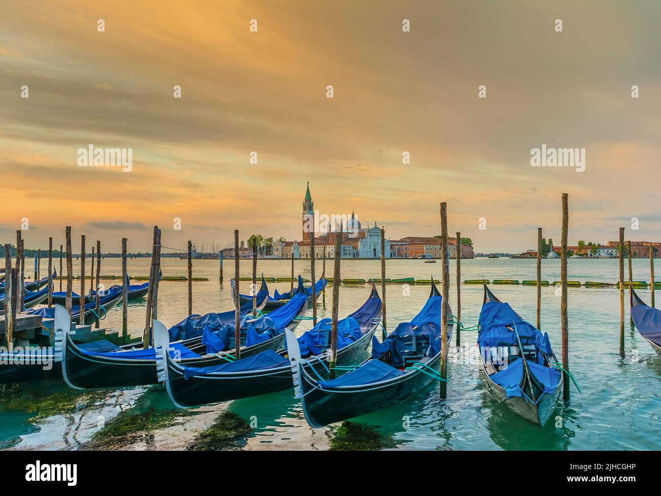 Gondole con San Giorgio maggiore sullo sfondo a Venezia, Italia all'alba Foto Stock
