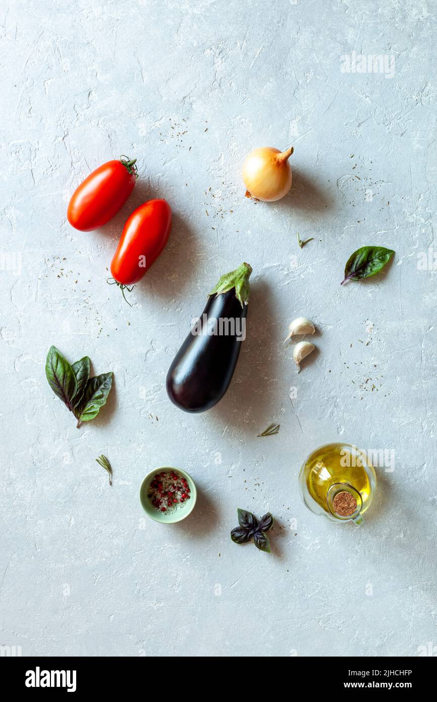 Verdure della cucina mediterranea su sfondo grigio Foto Stock