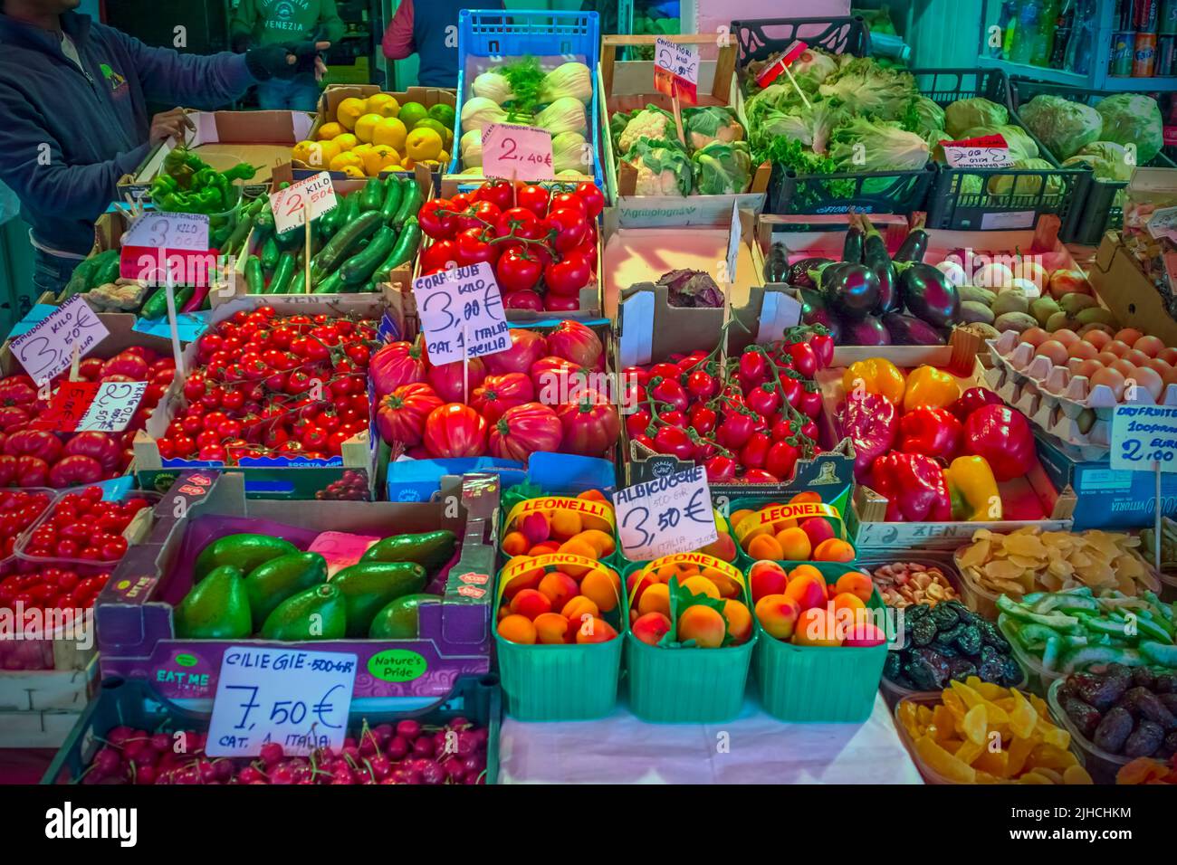 Bella e colorata esposizione di frutta e verdura al mercato Rialto di Venezia Foto Stock