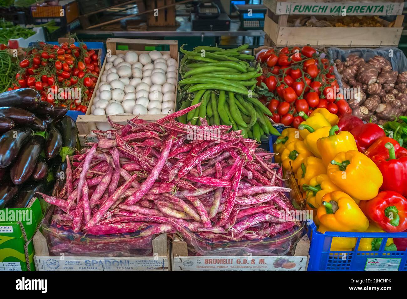 Una mostra di verdure al mercato di Rialto a Venezia Foto Stock