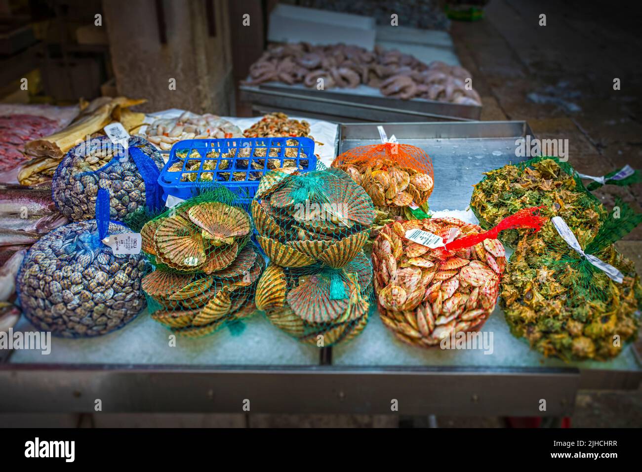 Una mostra di molluschi e frutti di mare sul mercato di Rialto a Venezia Foto Stock