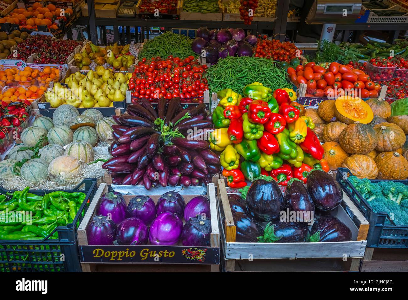Esposizione colorata di frutta e verdura sul mercato Rialto di Venezia Foto Stock