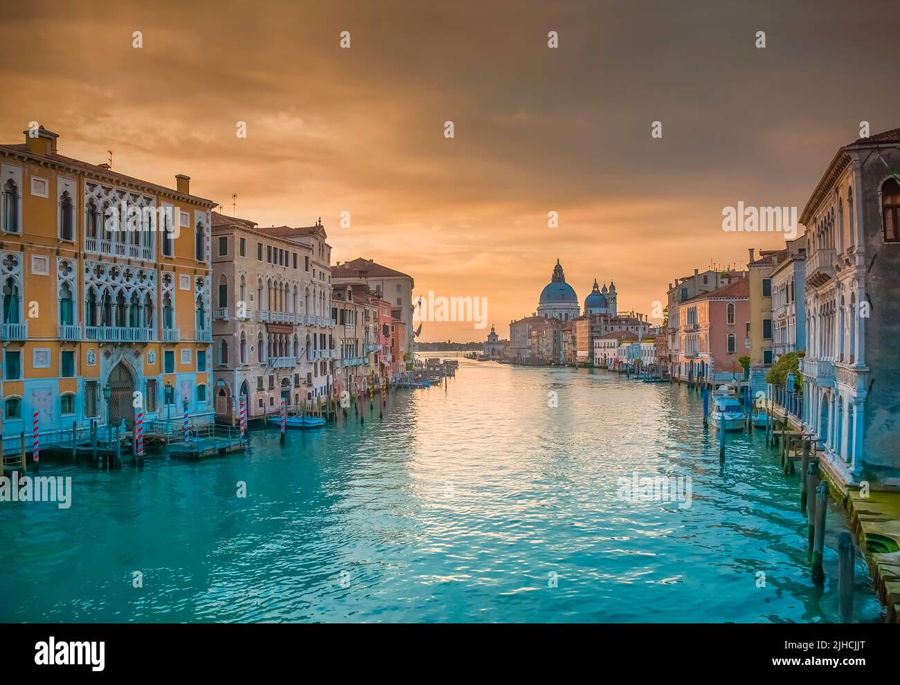 Il Canal Grande di Venezia, con la famosa Basilica di Santa Maria della Salute sullo sfondo all'alba Foto Stock