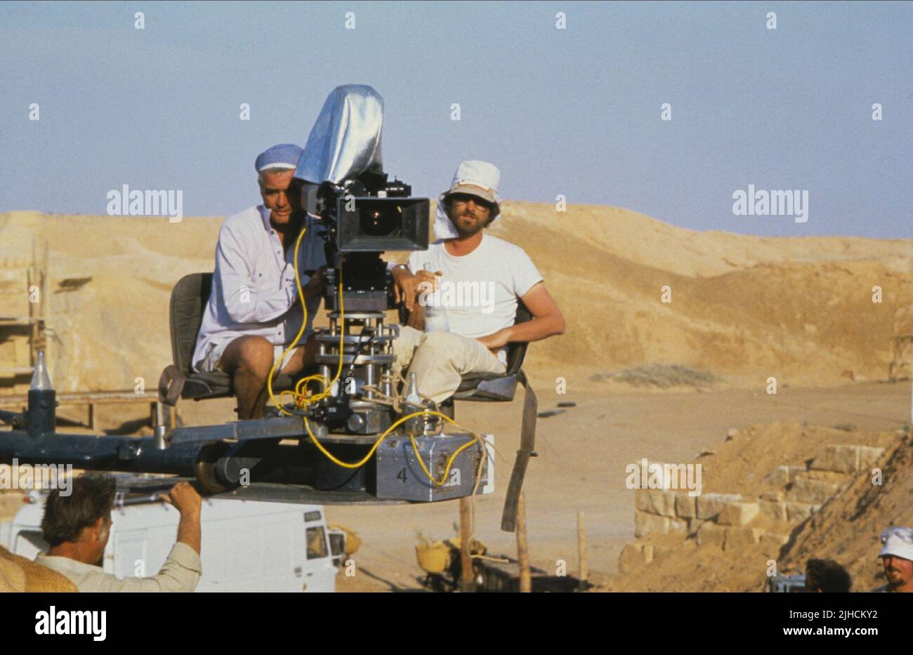 DOUGLAS SLOCOMBE, STEVEN SPIELBERG, RAIDERS OF THE LOST ARK, 1981 Foto Stock