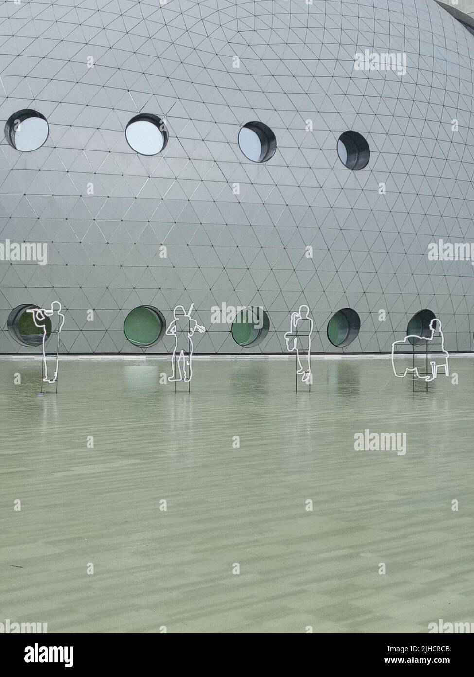 Ankara, Turchia – 6 giugno 2022: La piscina dell'Orchestra Sinfonica Presidenziale decorata con strumenti musicali come parte del Festival della Cultura. Foto Stock