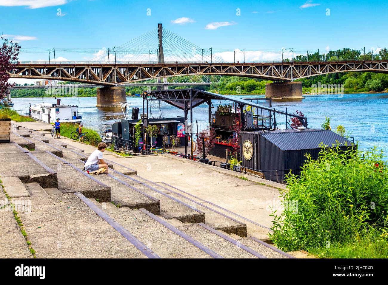 Bar e club Wir su una chiatta sul fiume Vistula con ponte Poniatowski sullo sfondo, Powisle, Varsavia, Polonia Foto Stock