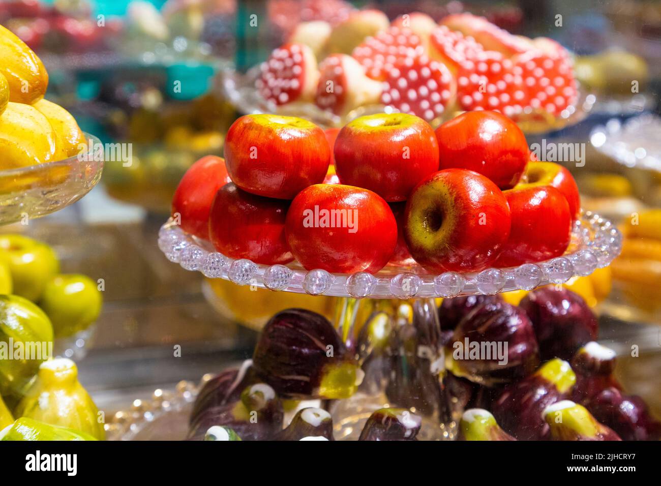 Frutta marzapane in mostra a Fortnum & Mason, Londra, Regno Unito Foto Stock