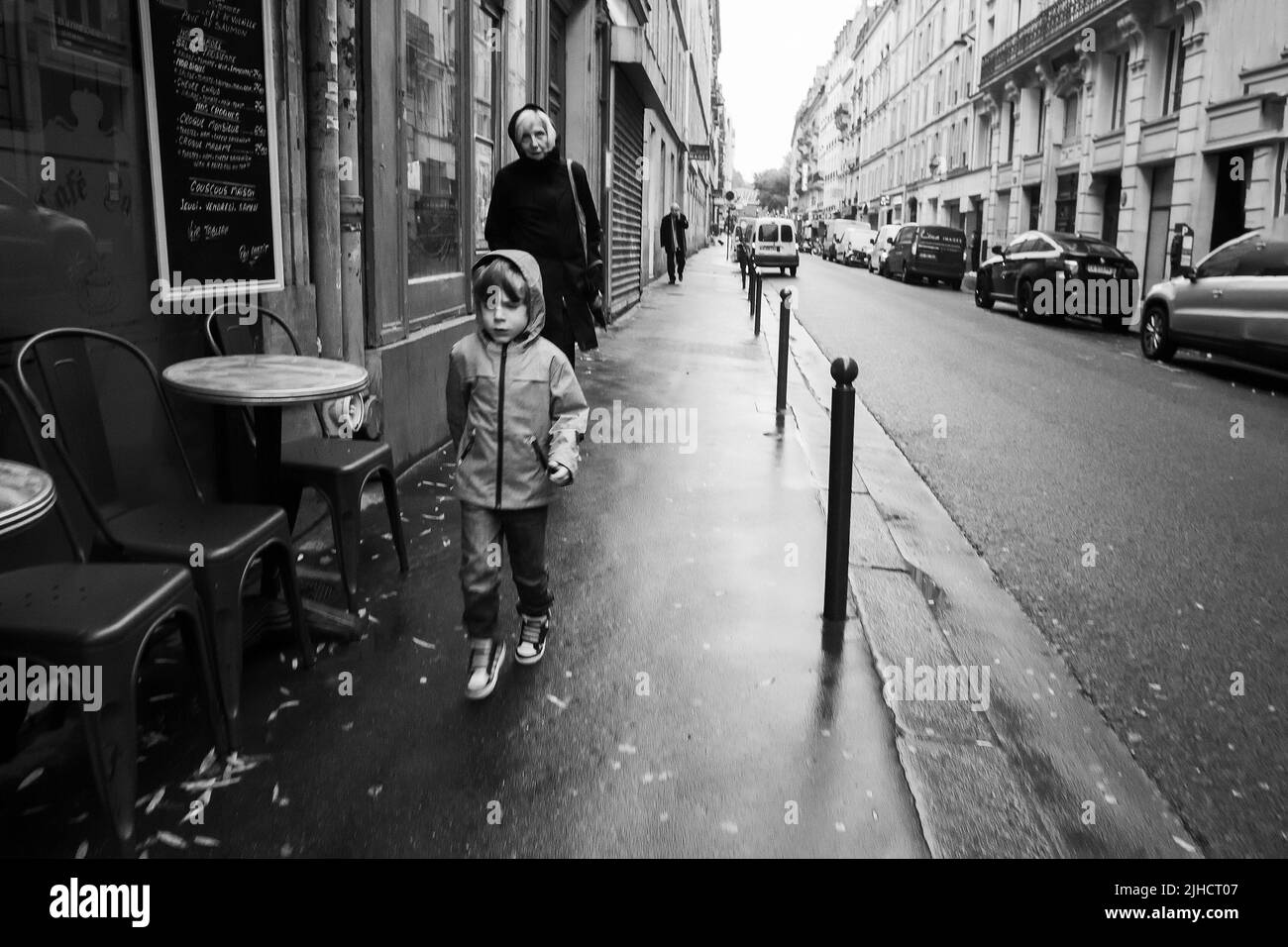 10-24-2016 Parigi, Francia. Carino ragazzo francese 4-5 a piedi in strada a Parigi fine ottobre . Dietro la madre . Foto Stock