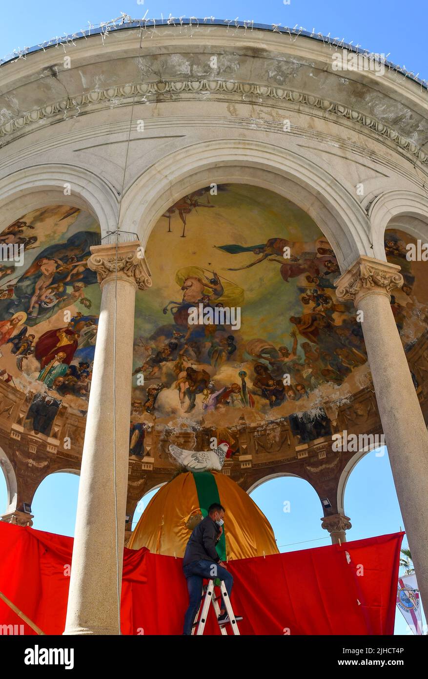 Vista a basso angolo del chiosco della Musica con la cupola affrescata, durante la distribuzione delle uova di cioccolato ai bambini il giorno di Pasqua, Rapallo, Genova Foto Stock