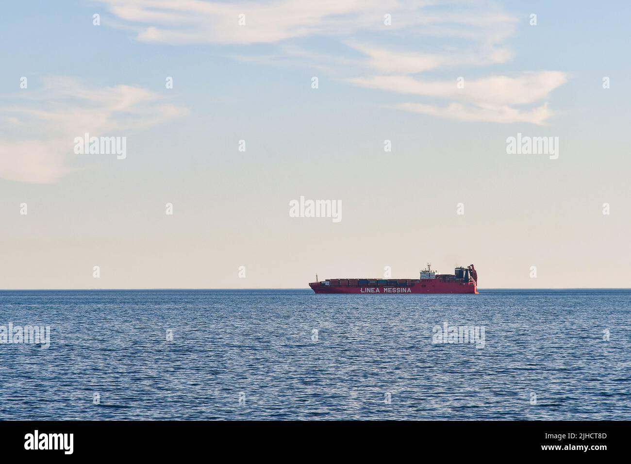 Nave Containers della linea Messina, società di navigazione con sede a Genova, al largo della costa ligure, Nervi, Genova, Liguria, Italia Foto Stock