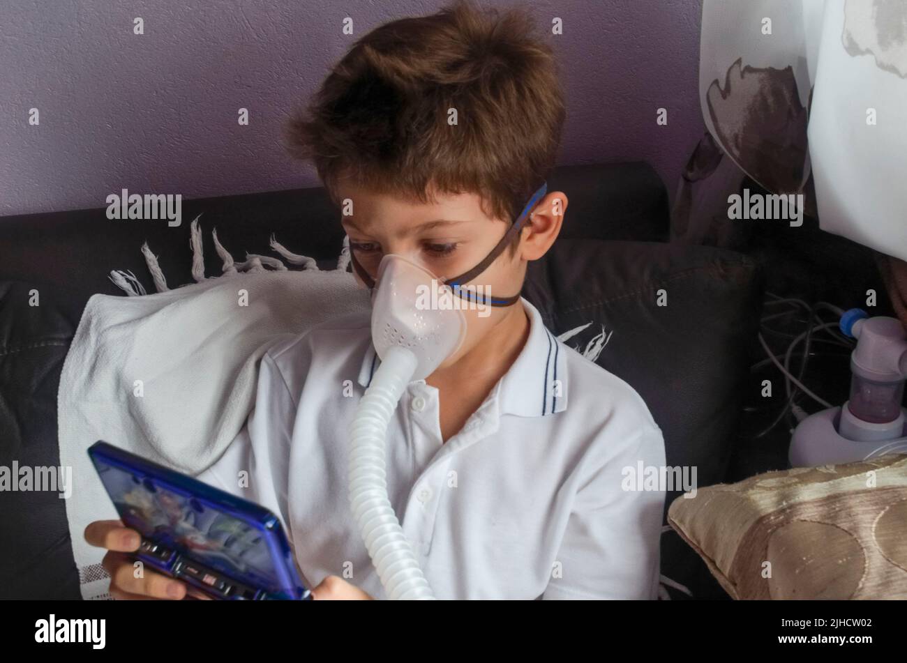 Bambino con maschera di appannamento sul suo viso gioco. Salvador, Bahia, Brasile. Foto Stock