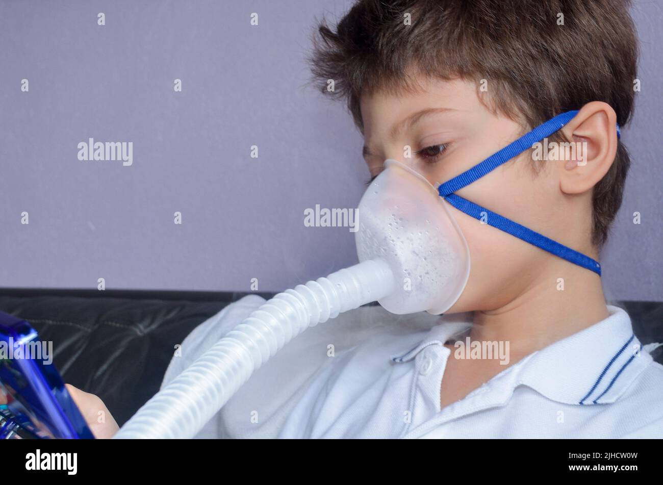 Bambino con maschera di appannamento sul suo viso gioco. Salvador, Bahia, Brasile. Foto Stock
