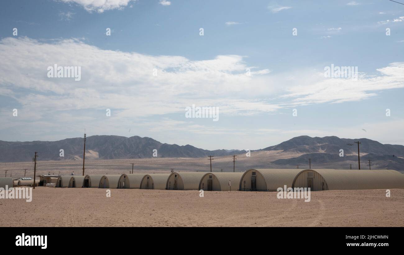 Camp Wilson, Marine Corps Air-Ground Combat Center, Twentynine Palms, California, attende l'arrivo della Riserva Marines e marinai della Marine Air-Ground Task Force 23 per l'esercizio di addestramento integrato 4-22, il 16 luglio 2022. I marines e i marinai della riserva si sono riuniti da tutta la nazione per formare una forza operativa Marina Air-Ground integrata per prendere parte a un'esercitazione combinata di armi a fuoco vivo che preparerà meglio la riserva delle forze marine nella sua missione di aumentare e rafforzare la componente attiva. (STATI UNITI Corpo marino Foto di CPL. James Stanfield) Foto Stock