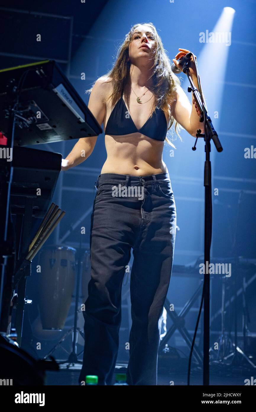 Manchester, Regno Unito. 17th luglio 2022. Este Arielle Haim, Danielle Sari Haim e Alana Mychal Haim della band Haim eseguono il 2nd di una 2 notti esaurite al Manchester Victoria Warehouse. 2022-07-17. Credit: Gary Mather/Alamy Live News Foto Stock