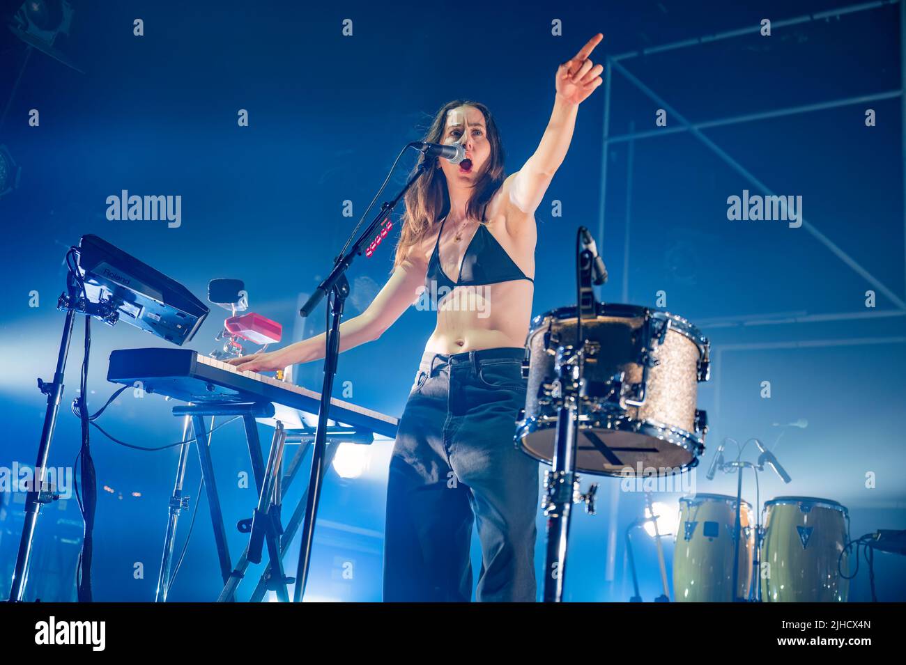 Manchester, Regno Unito. 17th luglio 2022. Este Arielle Haim, Danielle Sari Haim e Alana Mychal Haim della band Haim eseguono il 2nd di una 2 notti esaurite al Manchester Victoria Warehouse. 2022-07-17. Credit: Gary Mather/Alamy Live News Foto Stock