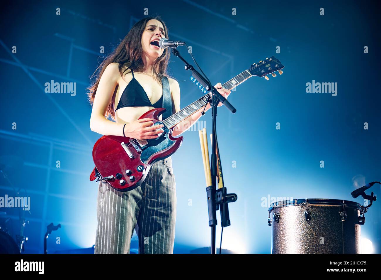 Manchester, Regno Unito. 17th luglio 2022. Este Arielle Haim, Danielle Sari Haim e Alana Mychal Haim della band Haim eseguono il 2nd di una 2 notti esaurite al Manchester Victoria Warehouse. 2022-07-17. Credit: Gary Mather/Alamy Live News Foto Stock