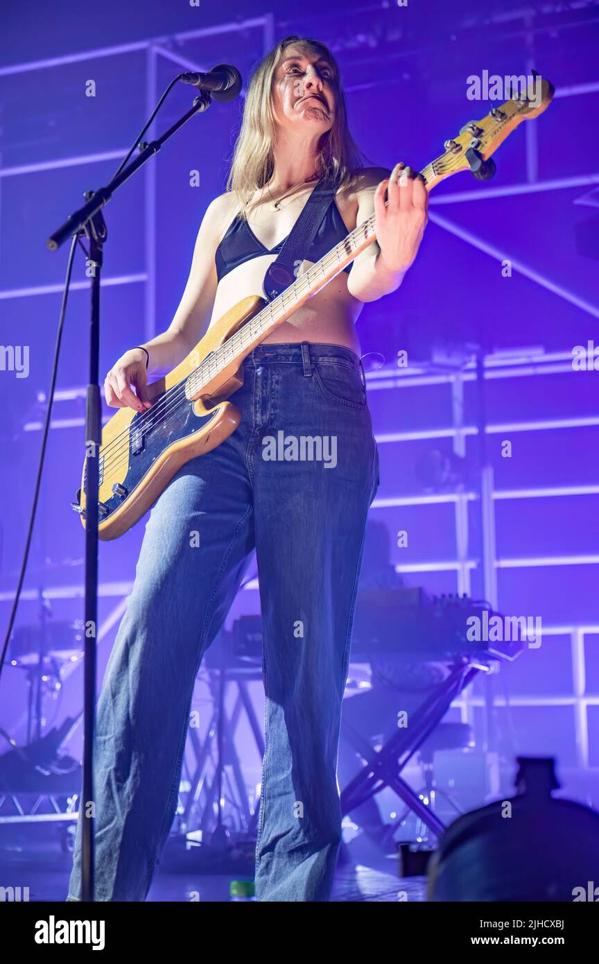 Manchester, Regno Unito. 17th luglio 2022. Este Arielle Haim, Danielle Sari Haim e Alana Mychal Haim della band Haim eseguono il 2nd di una 2 notti esaurite al Manchester Victoria Warehouse. 2022-07-17. Credit: Gary Mather/Alamy Live News Foto Stock