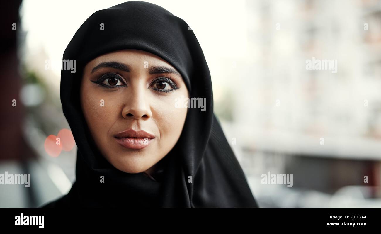 Faccio tutto con fiducia. Ritratto corto di una giovane donna d'affari attraente vestito di abbigliamento tradizionale islamico in piedi sul suo ufficio Foto Stock