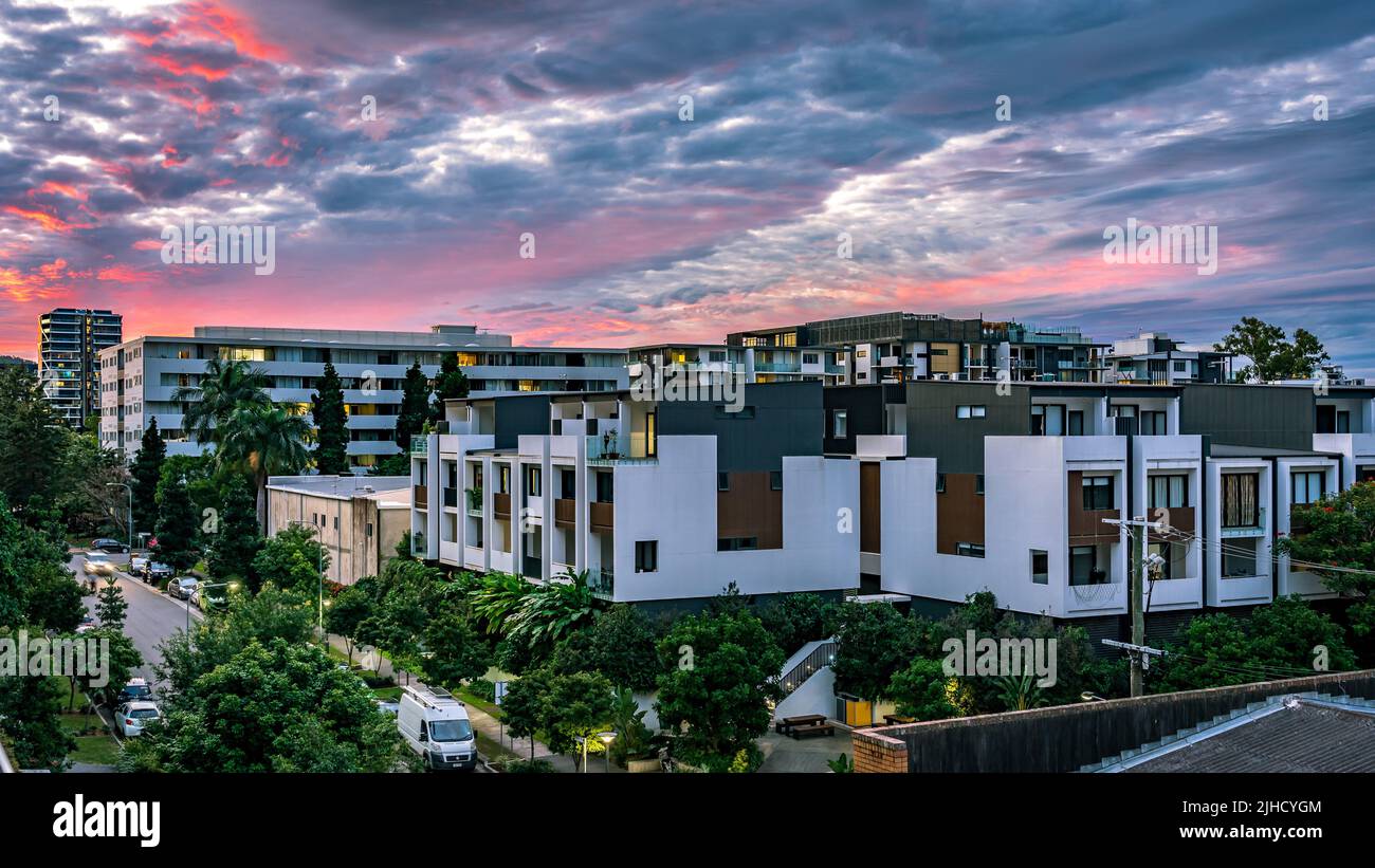 Brisbane, Australia - appartamenti residenziali nel West End al tramonto Foto Stock
