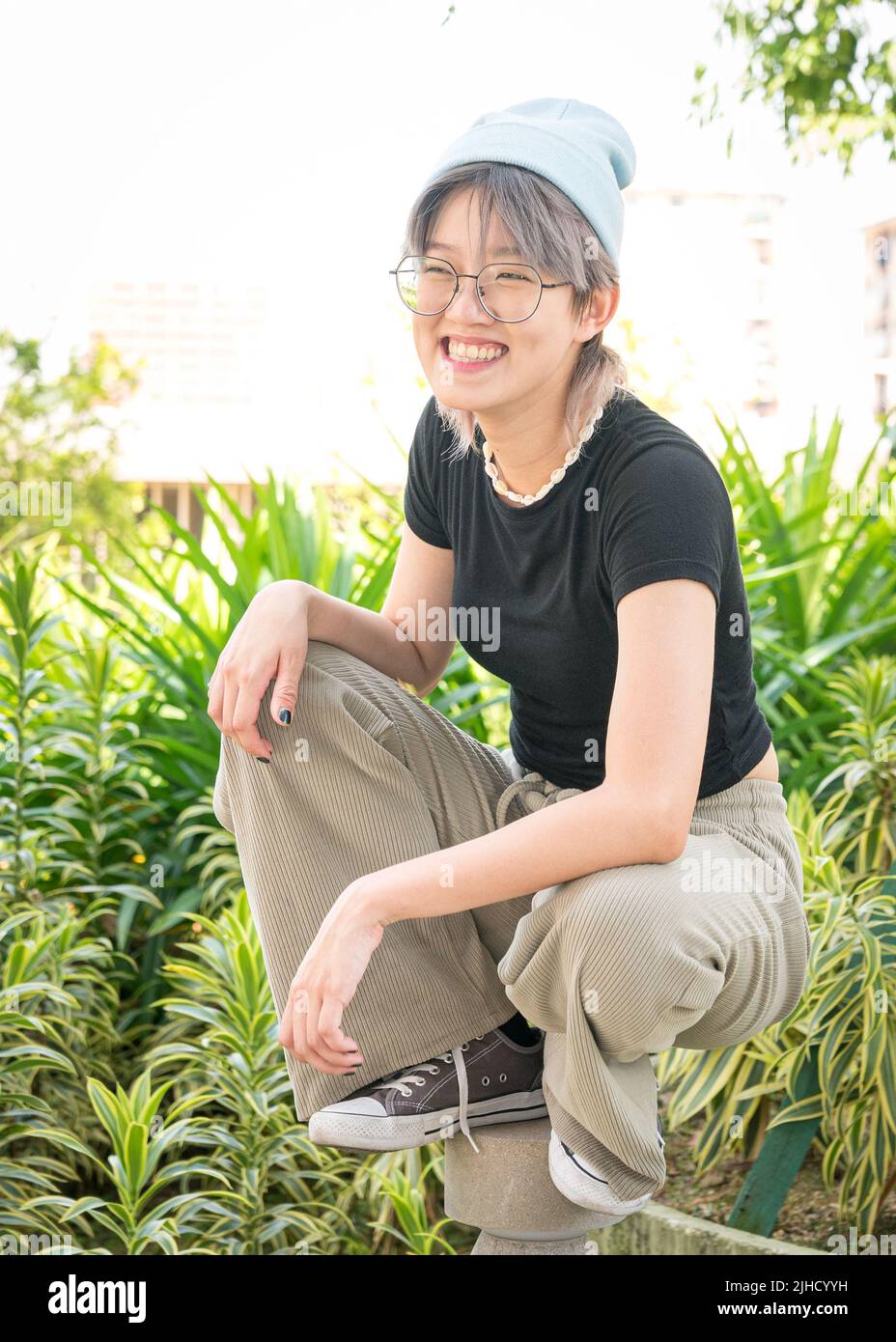 Ritratto di una felice e divertente studentessa asiatica. Foto Stock