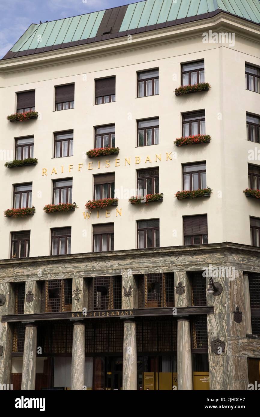 Facciata esterna dell'edificio Raiffeisenbank, Vienna, Austria. Foto Stock