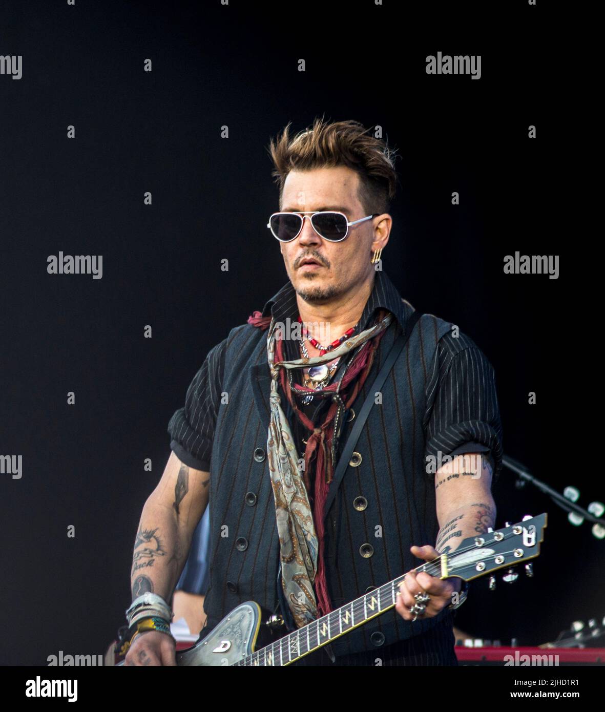Hollywood Vampiri durante un concerto. Johnny Depp è il chitarrista di questa band con i suoi amici che bevono. Hollywood Wampires è stato formato da Joe Perry ( Foto Stock