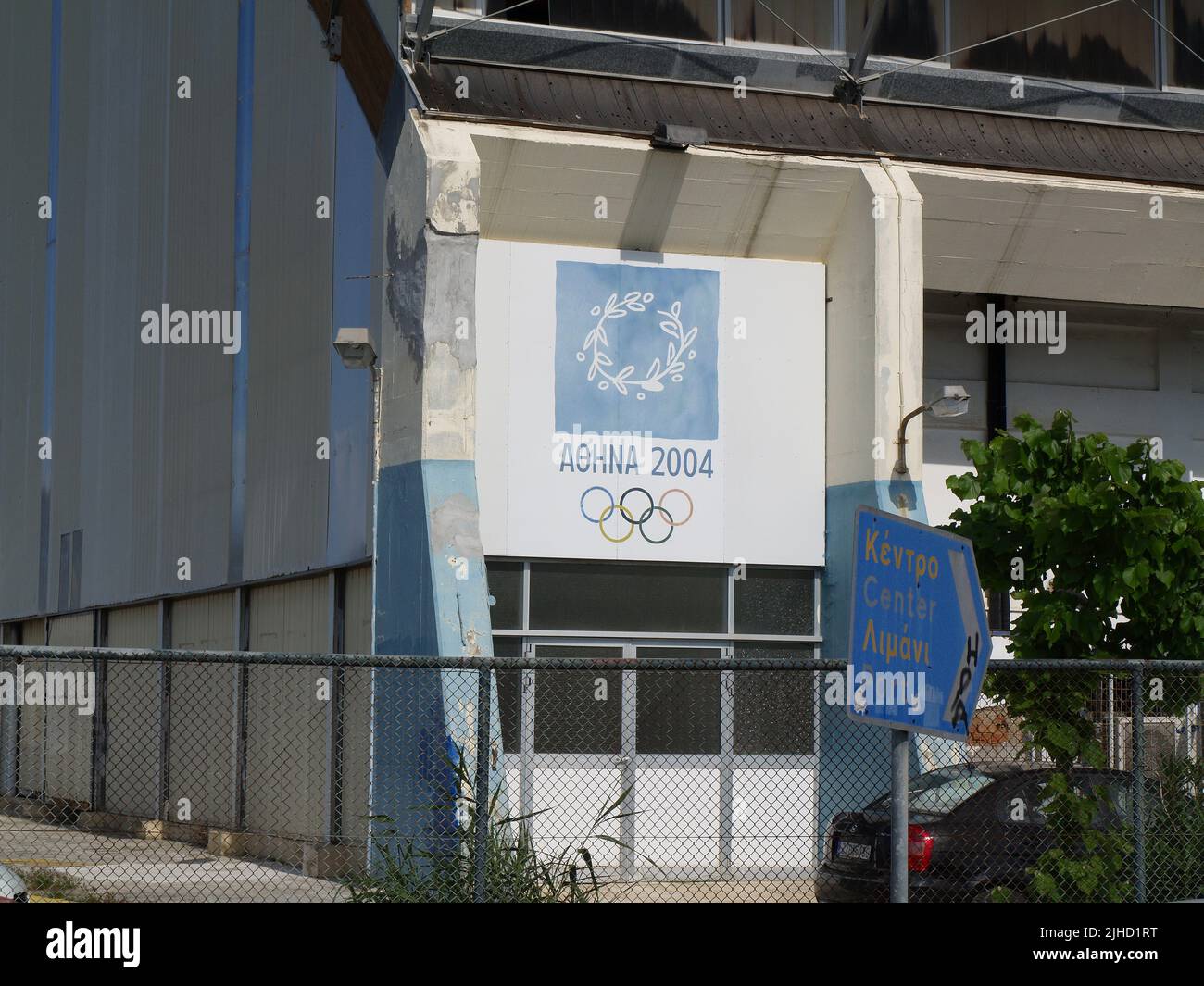 Logo dei Giochi Olimpici di Atene 2004 dipinto su bagni comunali e centro ricreativo nella città di Corfù, Kerkyra, Grecia Foto Stock