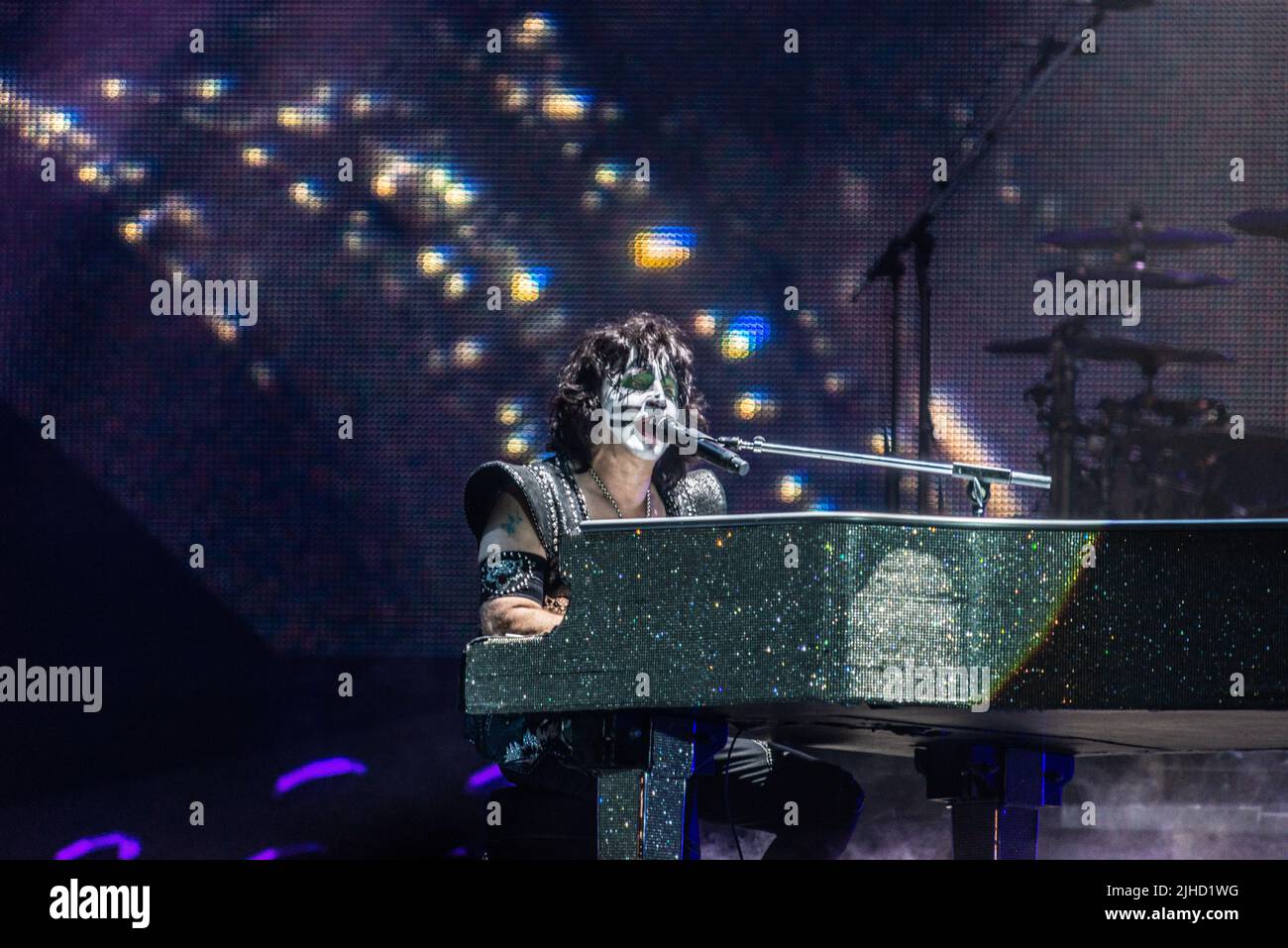 Eric Singer esegue la classica ballata Kiss Beth su piano. Questa è la canzone scritta per e da Peter Criss. Foto Stock
