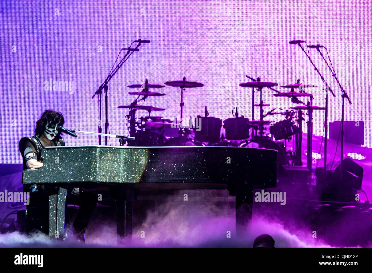 Eric Singer esegue la classica ballata Kiss Beth su piano. Questa è la canzone scritta per e da Peter Criss. Foto Stock