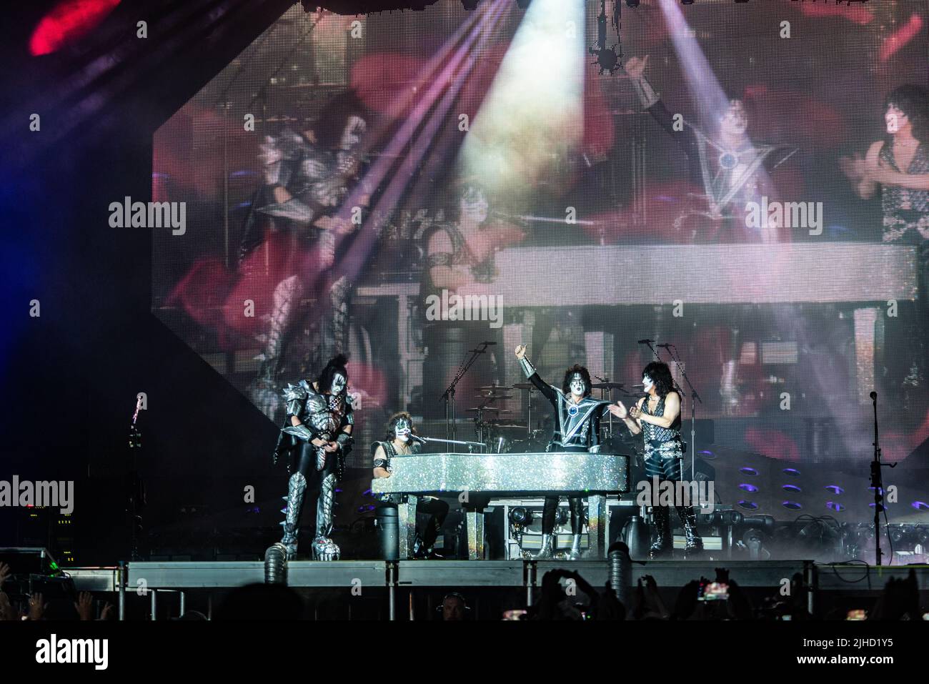 La classica ballata rock di Kiss Beth eseguita da Eric Singer. Gene Simmons, Tommy Thayer e Paul Stanley si riuniscono intorno al pianoforte. Foto Stock