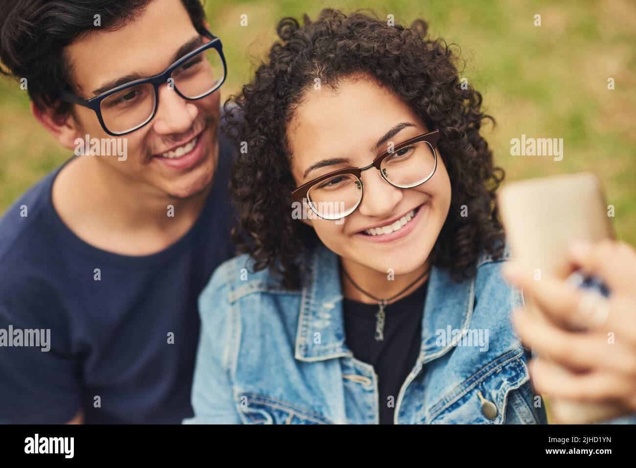 Se avete una giornata fantastica, sorridi per il selfie. Una coppia adolescente che prende un selfie all'aperto. Foto Stock