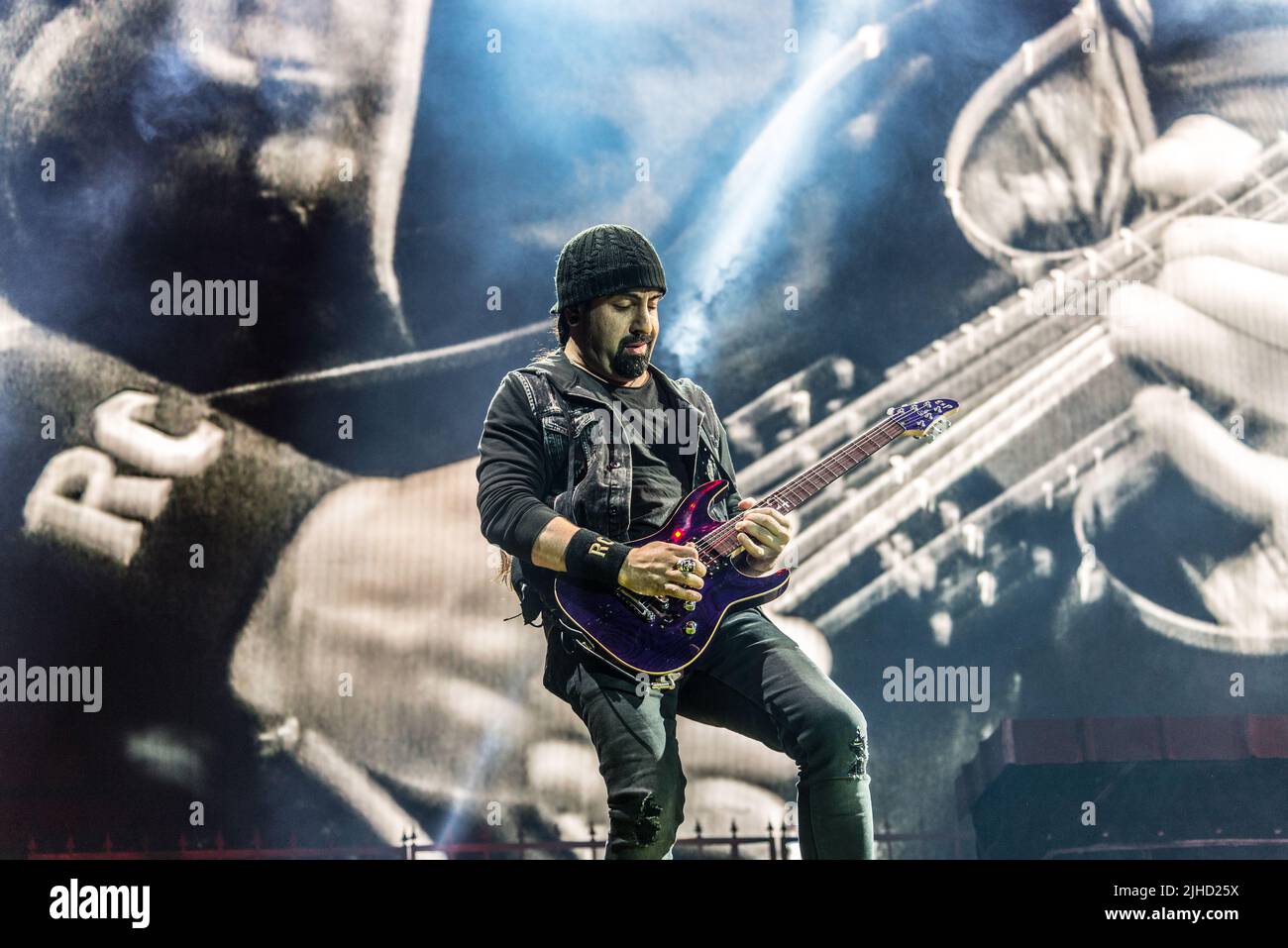 Rob Caggiano durante un concerto con Volbeat. Rob era il primo chitarrista della band Anthrax. Foto Stock