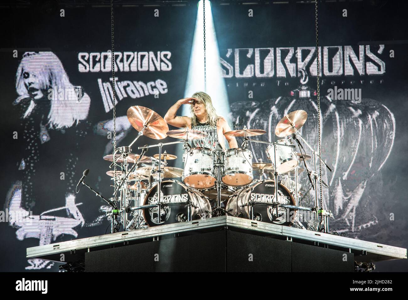 Mikkey Dee è lift up con il suo drumset durante un concerto con Scorpions Foto Stock