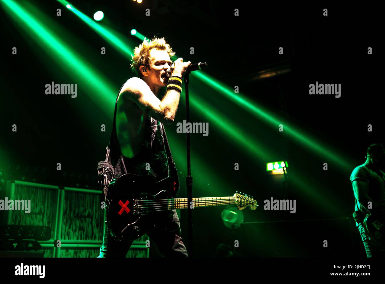 Deryck Whibley, cantante per Sum 41 durante un concerto. Foto Stock