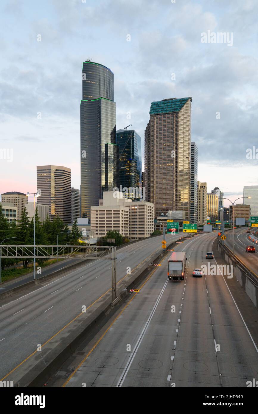 Seattle - 09 luglio 2022; skyline della città di Seattle all'alba con l'Interstate 5 e alcuni veicoli al mattino presto Foto Stock